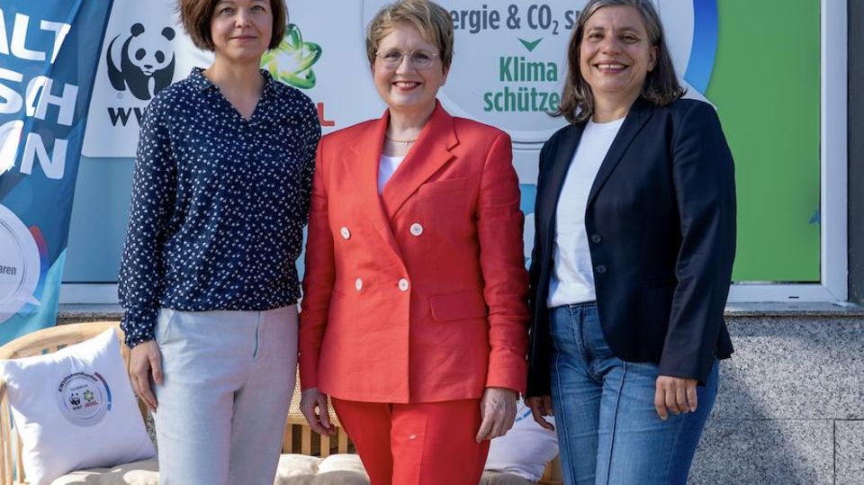 Rosa Strube vom gemeinnützigen Think Tank CSCP, Gabriele Hässig von Procter & Gamble und Viviane Raddatz vom WWF (v.l.) beim "Kaltwaschsalon" in Berlin