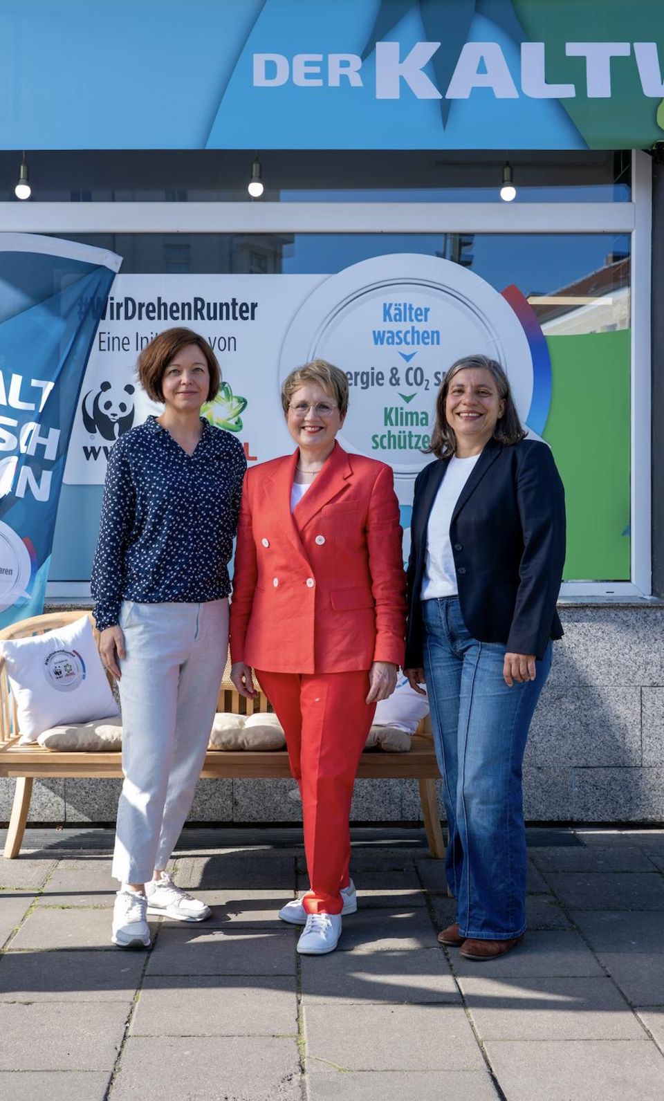 Gegen den Trend: Rosa Strube vom gemeinnützigen Think Tank CSCP, Gabriele Hässig von Procter & Gamble und Viviane Raddatz vom WWF (v.l.) beim "Kaltwaschsalon" in Berlin Rosa Strube vom gemeinnützigen Think Tank CSCP, Gabriele Hässig von Procter & Gamble und Viviane Raddatz vom WWF (v.l.) beim "Kaltwaschsalon" in Berlin