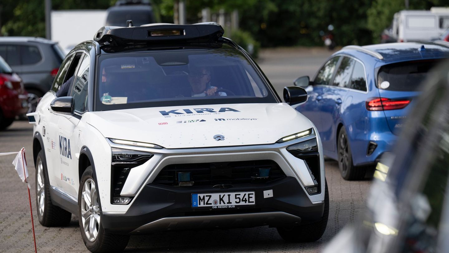 Nationwide pilot project: self -driving cars transport the first passengers