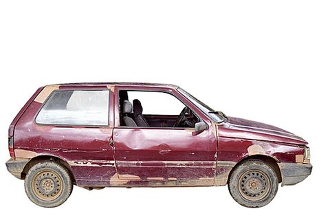 Altes, rostiges rotes Auto mit deutlichen Gebrauchsspuren