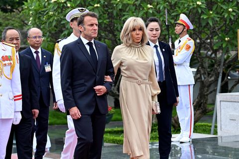 Frankreichs Präsident Emmanuel Macron und seine Frau Brigitte Macron bei einer Zeremonie in Hanoi