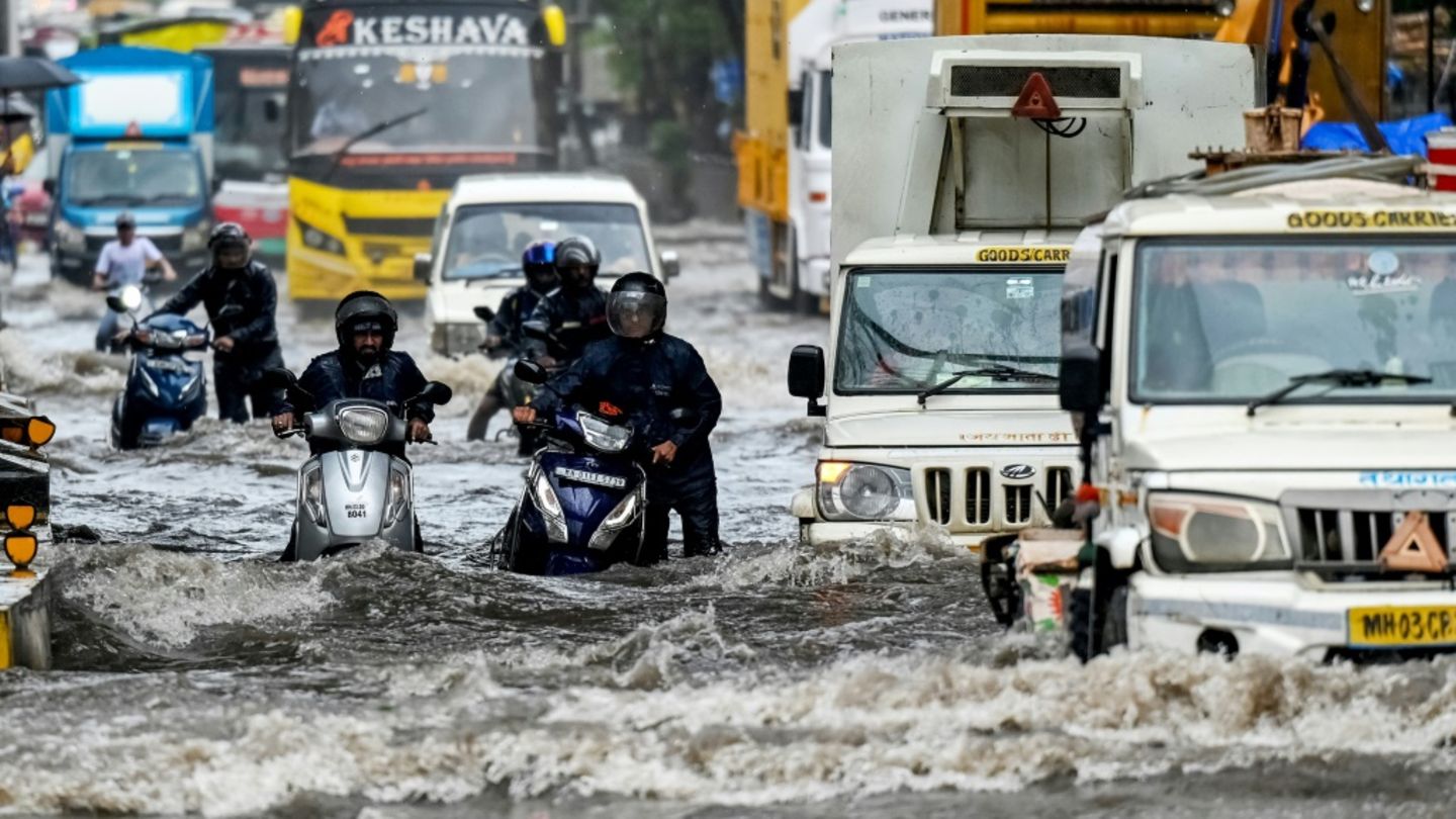 Überschwemmte Straße in Mumbai