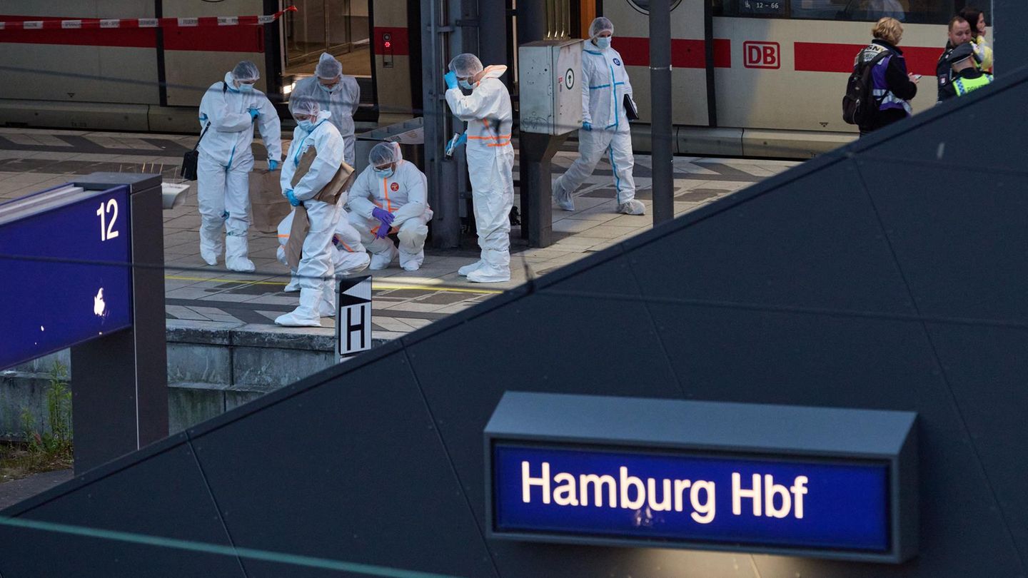Polizei und Spurensicherung im Einsatz nahe dem Tatort am Hamburger Hauptbahnhof