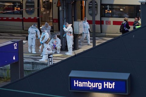 Polizei und Spurensicherung im Einsatz nahe dem Tatort am Hamburger Hauptbahnhof
