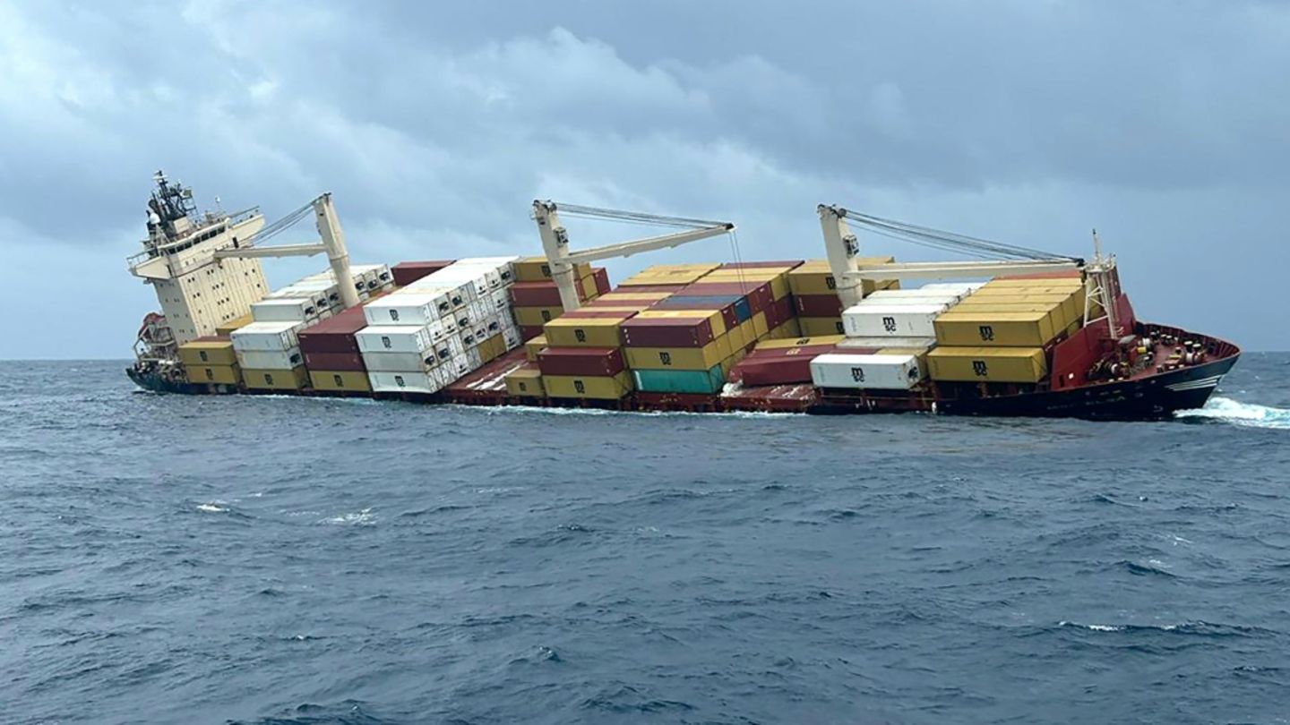 Das sinkende Containerschiff vor der Küste Indiens
