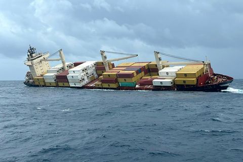 Das sinkende Containerschiff vor der Küste Indiens
