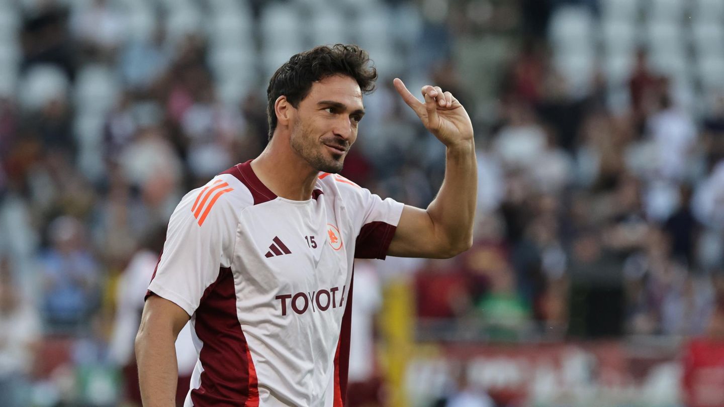 Mats Hummels zeigt nach oben