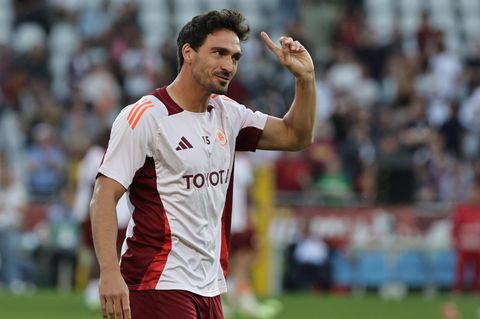 Mats Hummels zeigt nach oben