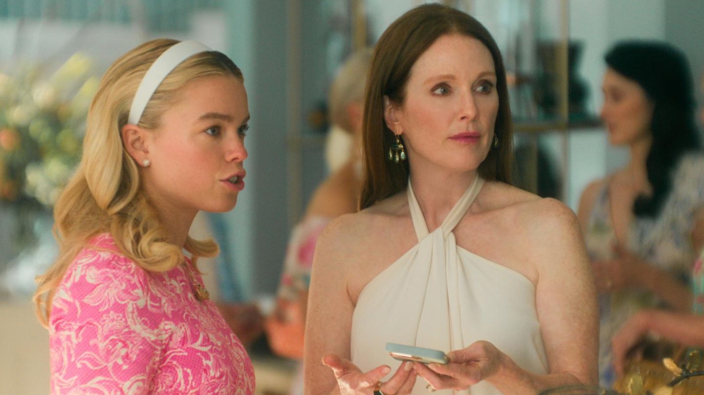 In "Sirens" auf Netflix spielen unter anderem Milly Alcock und Julianne Moore die Hauptrollen.