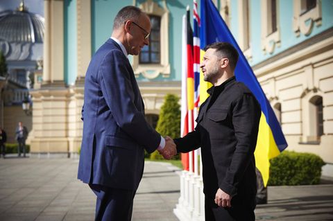 Friedrich Merz und Wolodymyr Selenskyj schütteln sich die Hand