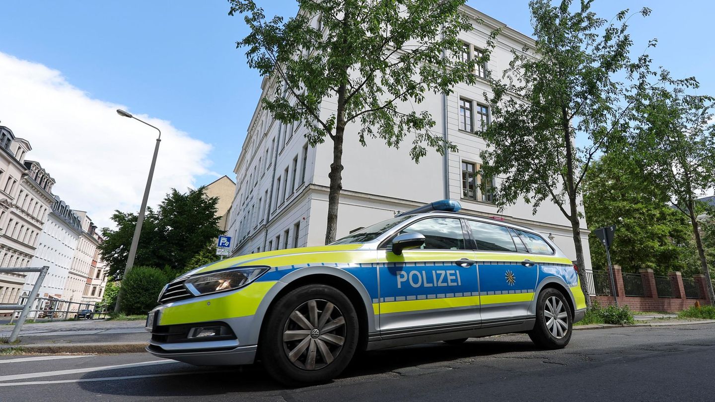 Ein Polizeiwagen steht wegen einer Bombendrohung vor einem Schulgebäude