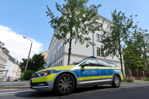 Ein Polizeiwagen steht wegen einer Bombendrohung vor einem Schulgebäude