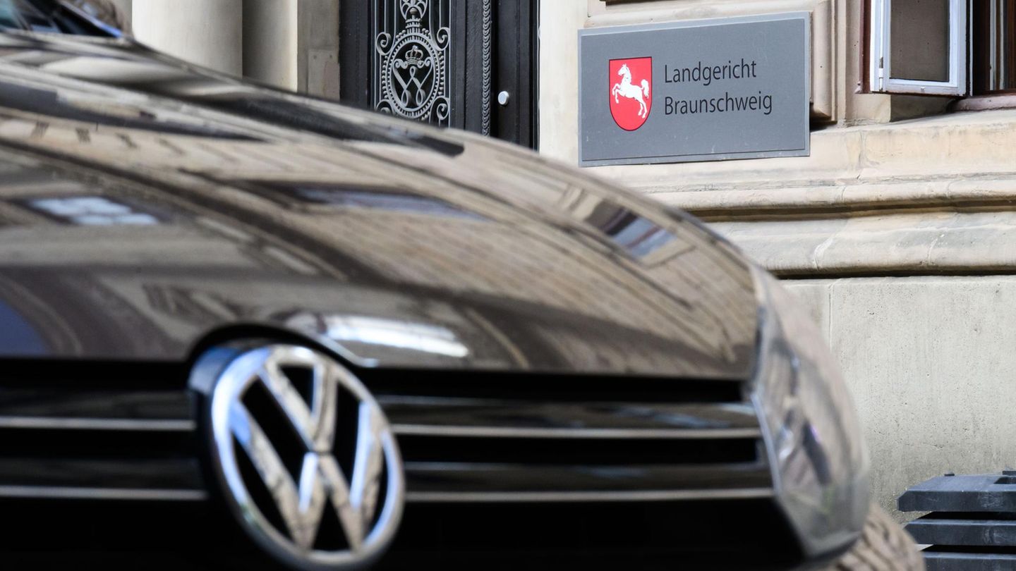 Ein Auto von VW steht vor dem Landgericht Braunschweig