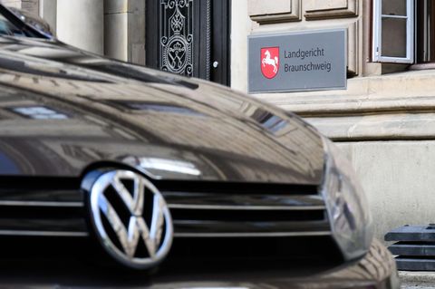 Ein Auto von VW steht vor dem Landgericht Braunschweig