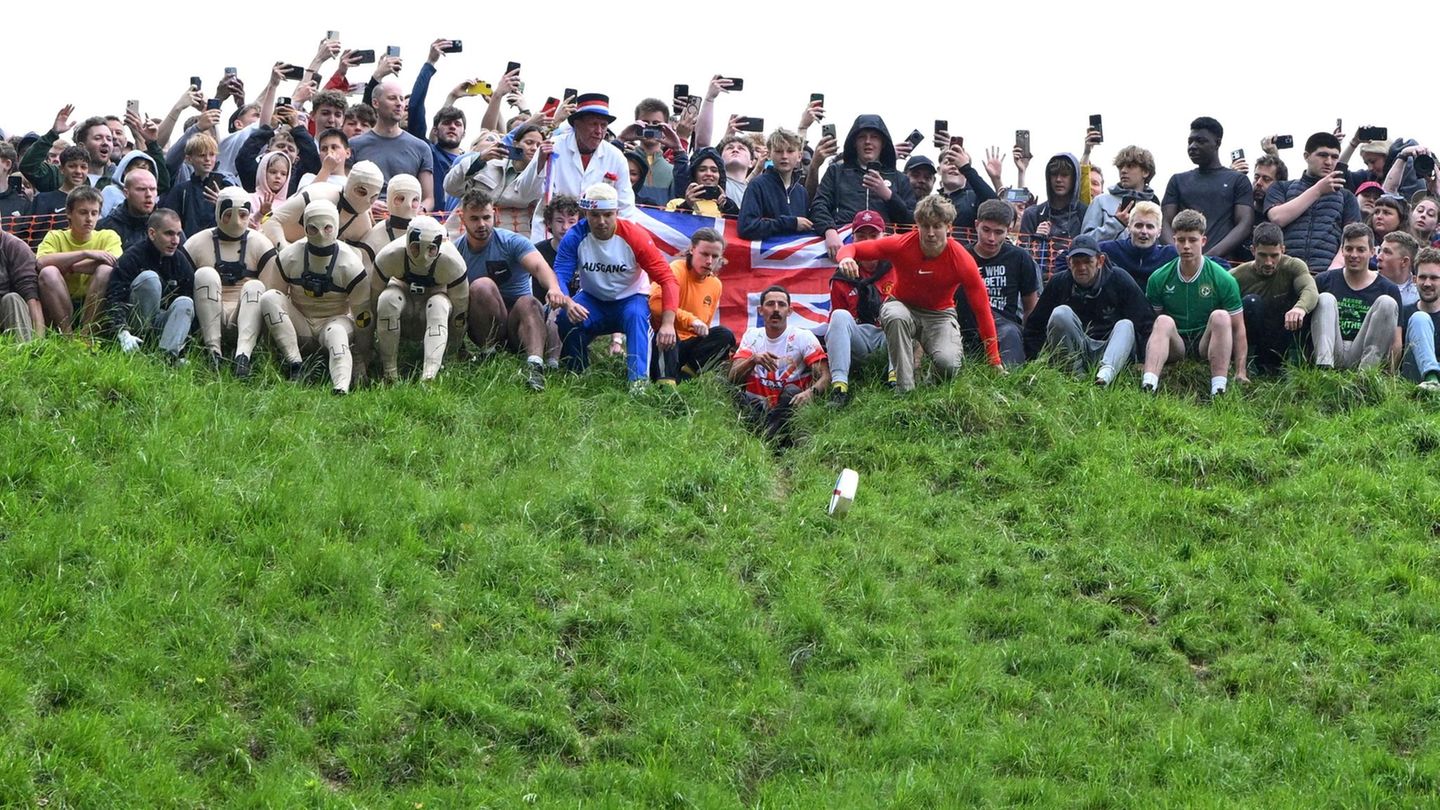 Jahr für Jahr jagen Menschen in der Grafschaft Gloucestershire, England, einem rollenden Käselaib hinterher. Kurz nach dem Start hat dieser schon einen Vorsprung errollt