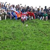 Jahr für Jahr jagen Menschen in der Grafschaft Gloucestershire, England, einem rollenden Käselaib hinterher. Kurz nach dem Start hat dieser schon einen Vorsprung errollt