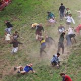 Rennen, stürzen, kugeln: wie man den Hugel hinunterkommt, scheint fast egal