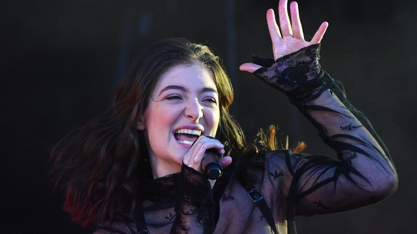 Singer Lorde: Visiting the surprise at the fan party