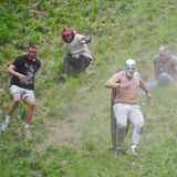 Kostüme – ob mexikanischer Ringer oder Schotte – scheinen beliebt zu sein beim Käserennen