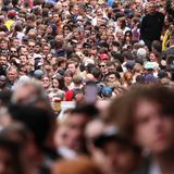 Diese Menschenmenge will sich eine skurrile Tradition in Blackworth, England, nicht entgehen lassen