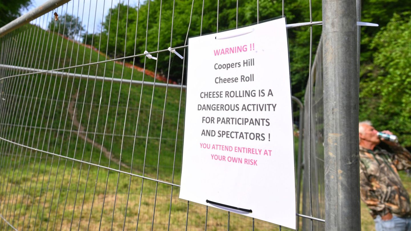 Wilder Brauch in England: Die offizielle Veranstaltung wurde vor einigen Jahren, als Tausende Besucher gekommen waren, aus Sicherheitsgründen eingestellt. Seitdem wird das Rennen inoffiziell veranstaltet. Entsprechend deutlich ist der Hinweis am Start: "Das Käserennen ist eine gefährliche Aktivität für Teilnehmer wie Zuschauer. Sie nehmen vollkommen auf eigene Gefahr teil" Die offizielle Veranstaltung wurde vor einigen Jahren, als Tausende Besucher gekommen waren, aus Sicherheitsgründen eingestellt. Seitdem wird das Rennen inoffiziell veranstaltet. Entsprechend deutlich ist der Hinweis am Start: "Das Käserennen ist eine gefährliche Aktivität für Teilnehmer wie Zuschauer. Sie nehmen vollkommen auf eigene Gefahr teil"