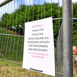 Die offizielle Veranstaltung wurde vor einigen Jahren, als Tausende Besucher gekommen waren, aus Sicherheitsgründen eingestellt. Seitdem wird das Rennen inoffiziell veranstaltet. Entsprechend deutlich ist der Hinweis am Start: "Das Käserennen ist eine gefährliche Aktivität für Teilnehmer wie Zuschauer. Sie nehmen vollkommen auf eigene Gefahr teil"