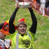 Tom Kopke aus Deutschland ist der Sieger des ersten Rennens. Hier hebt er stolz einen Double-Gloucester-Käse hoch