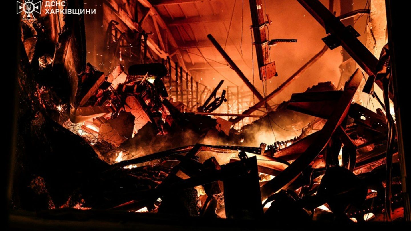 Brand nach russischem Angriff in Region Charkiw