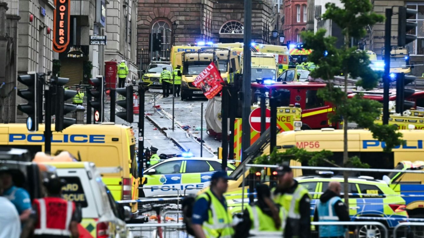 Polizei- und Krankenwagen in Liverpool