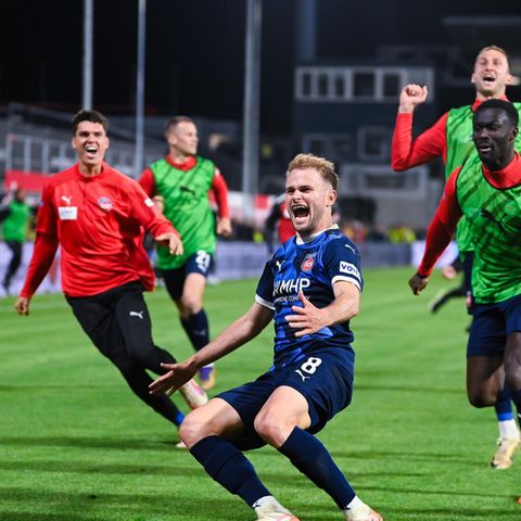 Leonardo Scienza (M.) from 1. FC Heidenheim cheers over his goal to 1: 2