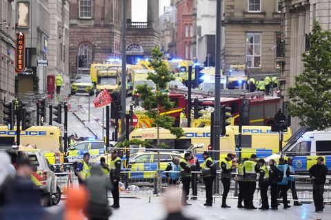 Polizei und Rettungskräfte sind nach dem Vorfall in der Water Street in Liverpool im Einsatz