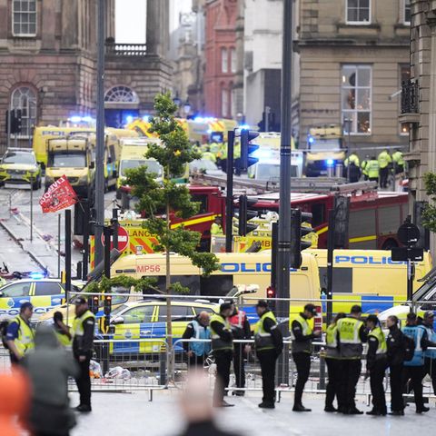 Polizei und Rettungskräfte sind nach dem Vorfall in der Water Street in Liverpool im Einsatz