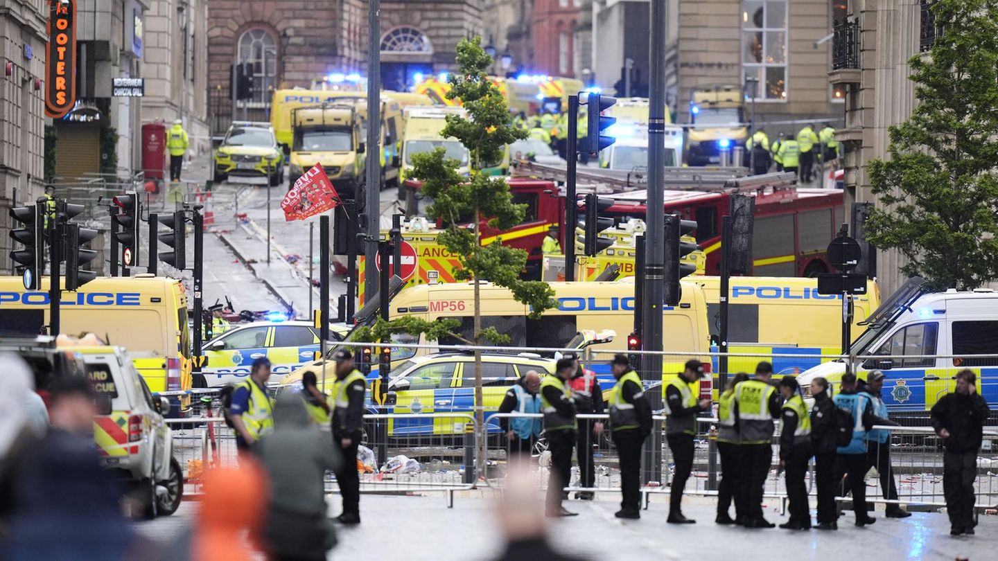 Polizei und Rettungskräfte sind nach dem Vorfall in der Water Street in Liverpool im Einsatz