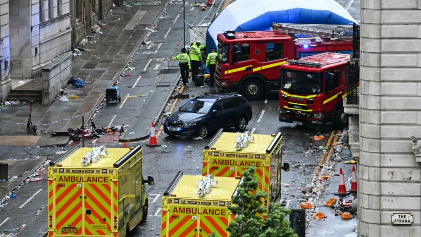 Liverpool'daki Araba Yarışları Bir Kalabalıkta: Polis Terörist Saldırıyı Hariç Etti