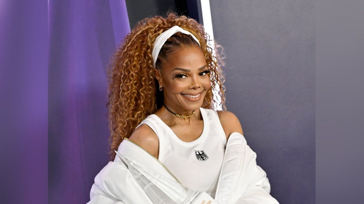 American Music Awards: Janet Jackson wears federal eagles on the chest