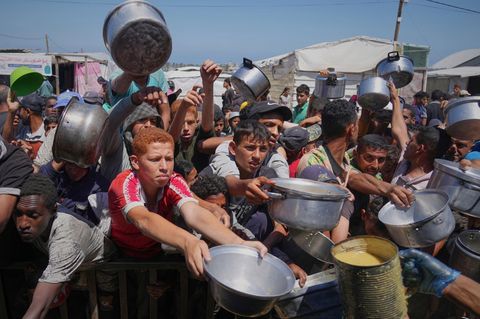 Palästinenser ringen im Gazastreifen um gekochtes Essen, das in einer Gemeinschaftsküche verteilt wird
