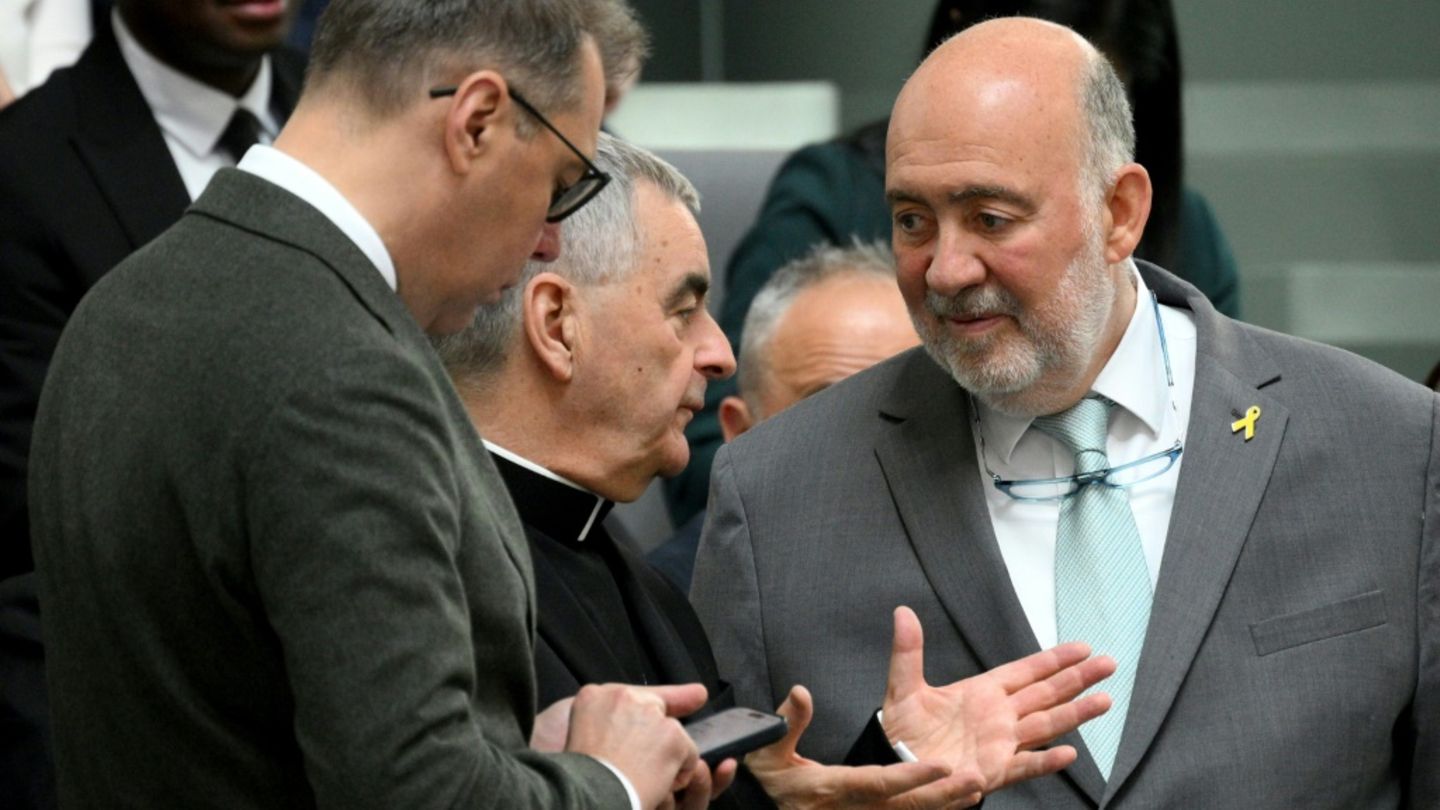 Der israelische Botschafter in Berlin, Ron Prosor (r)