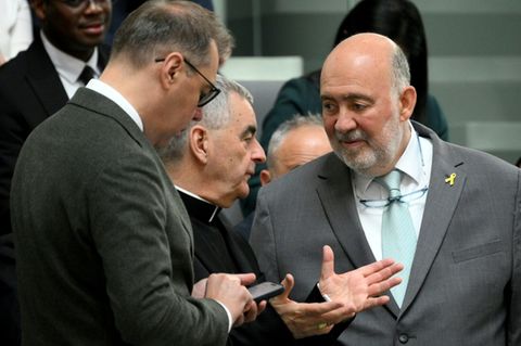 Der israelische Botschafter in Berlin, Ron Prosor (r)