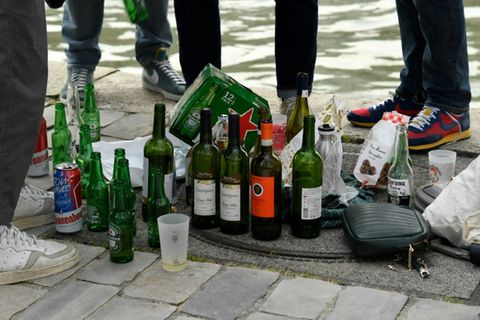 Leere Flaschen auf Bürgersteig: Am Vatertag wird teils kräftig Alkohol in Deutschland konsumiert