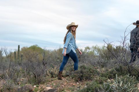 Eine Frau ist im Western Style gekleidet.