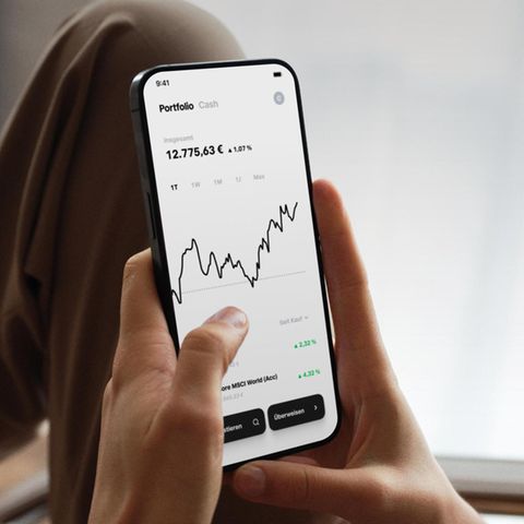 Ein Handy mit geöffneter Trade Republic App