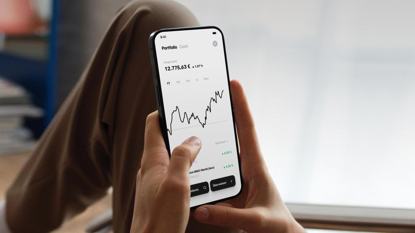Ein Handy mit geöffneter Trade Republic App