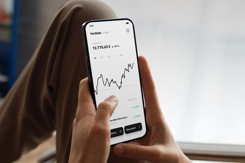 Ein Handy mit geöffneter Trade Republic App