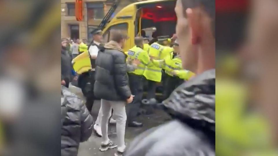 "Keine Terror-Einstufung": Video zeigt Festnahme des mutmaßlichen Täters Bei der Festnahme des mutmaßlichen Liverpool-Täters muss die Polizei eine wütende Menschenmenge zurückhalten