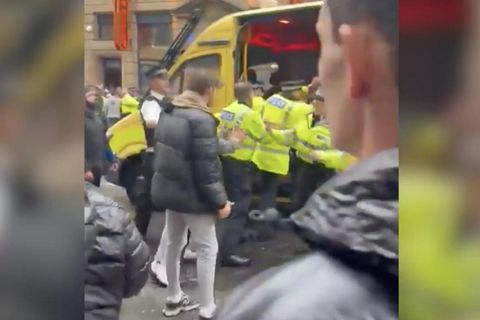 Bei der Festnahme des mutmaßlichen Liverpool-Täters muss die Polizei eine wütende Menschenmenge zurückhalten