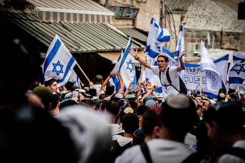 Jerusalem: Israelische rechtsextreme Jugendliche tanzen und schwenken ihre Nationalflaggen