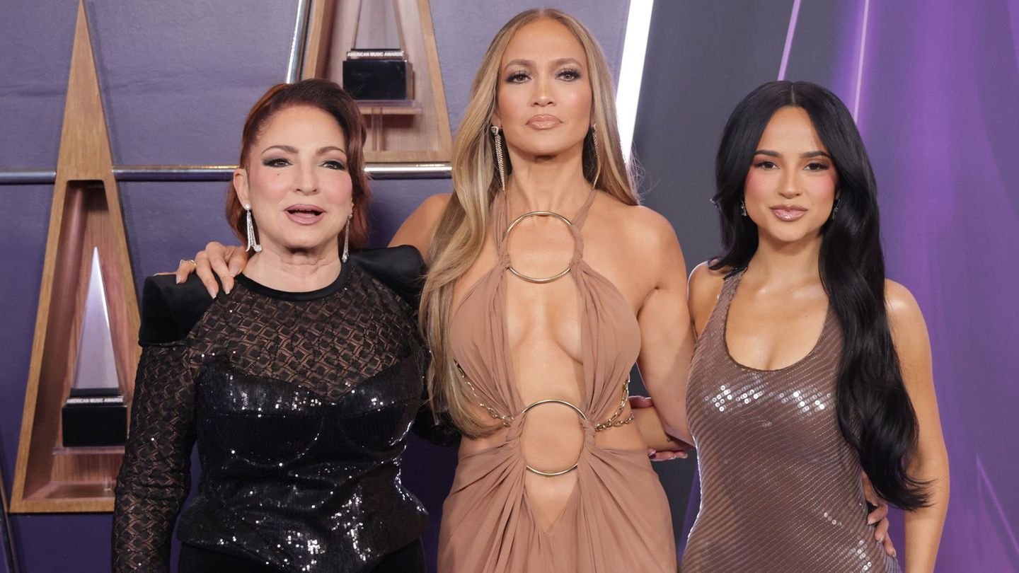 Music award ceremony: American Music Awards: JLO uses your stage