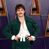 Benson Boones Markenzeichen sind die tiefen Ausschnitte, für die American Music Awards wählte er ein Seidenhemd mit ungebundener Schleife