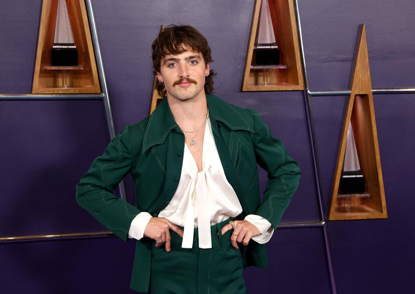 Benson Boones Markenzeichen sind die tiefen Ausschnitte, für die American Music Awards wählte er ein Seidenhemd mit ungebundener Schleife