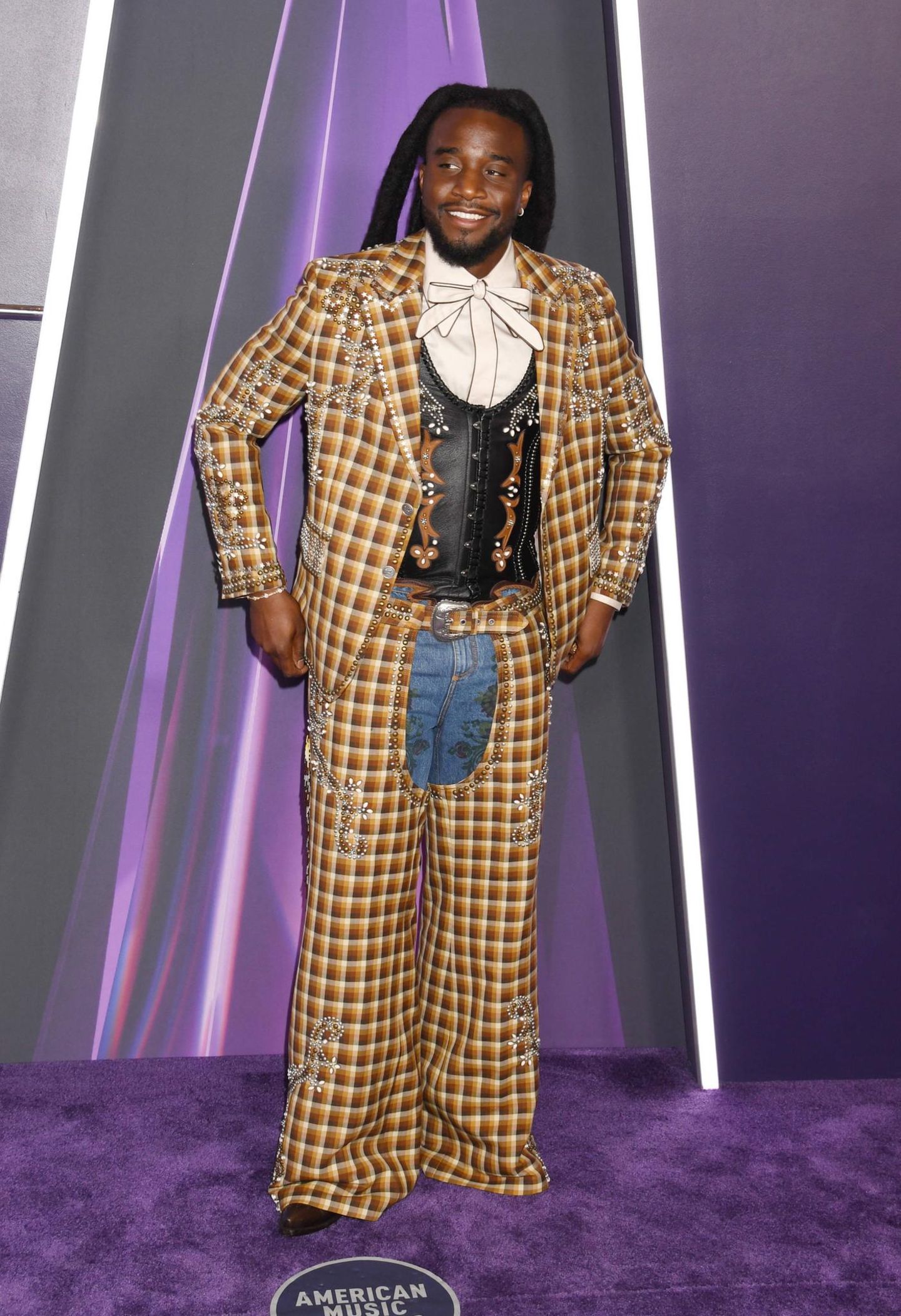 Country meets Glamour: Musiker Shaboozey sorgte mit mit Leder- und Strass-Elementen dafür, dass sein Cowboy-Look auf dem roten Teppich glänzte